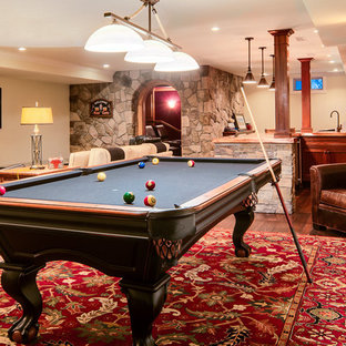 Modelo de sótano en el subsuelo clásico, sin chimenea, con paredes beige, suelo de madera oscura y suelo marrón