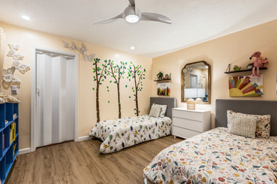 Ejemplo de dormitorio infantil de 4 a 10 años tradicional renovado de tamaño medio con suelo vinílico y suelo marrón