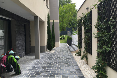 Cette image montre une maison design.