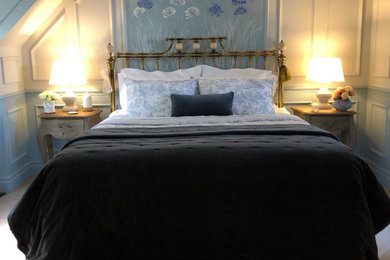 Imagen de dormitorio principal tradicional grande con paredes azules, suelo de madera en tonos medios y panelado