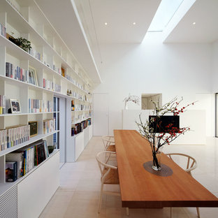 ニューヨークのコンテンポラリースタイルのLDKの画像 (白い壁、ベージュの床)