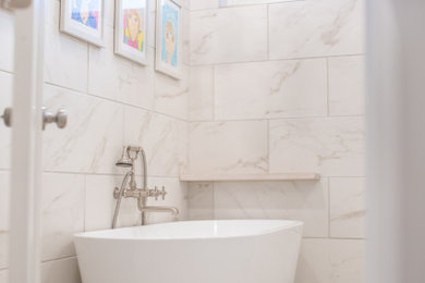 Diseño de cuarto de baño sin sin inodoro con bañera exenta, baldosas y/o azulejos blancos, suelo de baldosas de cerámica, suelo beige y ducha abierta