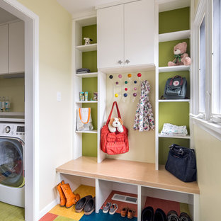 Удачное сочетание для дизайна помещения: маленький тамбур в скандинавском стиле с зелеными стенами и разноцветным полом - самое интересное для вас