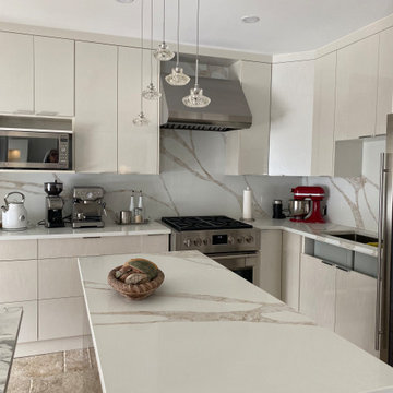 Stunning kitchen with Zenith Valdivia Quartz countertop and Backsplash