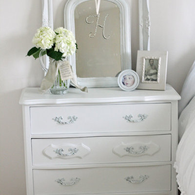 Cottage chic home design photo in Chicago