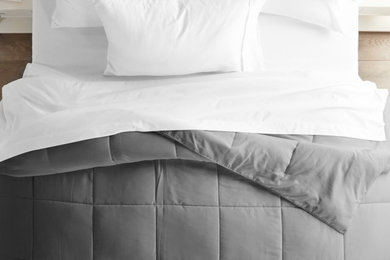Example of a minimalist bedroom design in Tampa