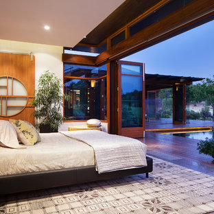 Idee per una grande camera matrimoniale etnica con pareti bianche