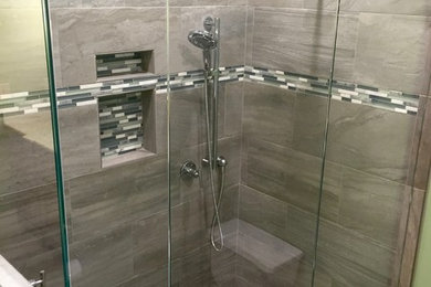 Inspiration for a transitional bathroom remodel in Bridgeport