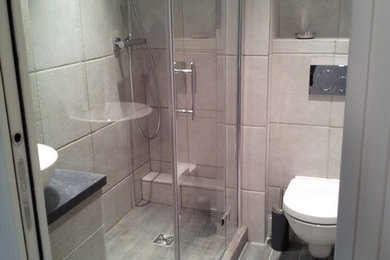 Réalisation d'une salle de bain avec une douche à l'italienne, un carrelage beige, des carreaux de céramique, un lavabo posé et un plan de toilette en stratifié.