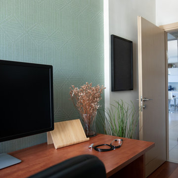Homeoffice mit Holzschreibtisch und grafischer Tapete