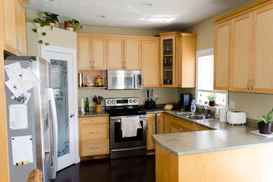 Kitchen - transitional kitchen idea in Vancouver