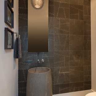 Idee per un bagno di servizio moderno di medie dimensioni con piastrelle grigie, piastrelle in metallo, pareti grigie, pavimento in cemento, lavabo a colonna e pavimento grigio