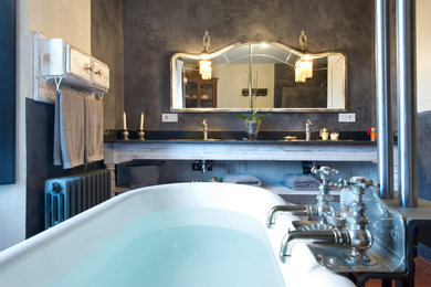 Foto de cuarto de baño principal rural grande con paredes grises y baldosas y/o azulejos de cemento