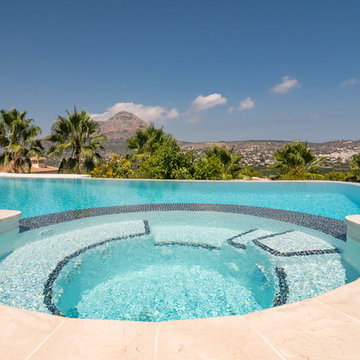 Piscina infintiy con gresite blanco