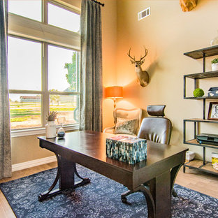 ダラスの中サイズのモダンスタイルのおしゃれな書斎 (グレーの壁、セラミックタイルの床、暖炉なし、自立型机、茶色い床) の写真