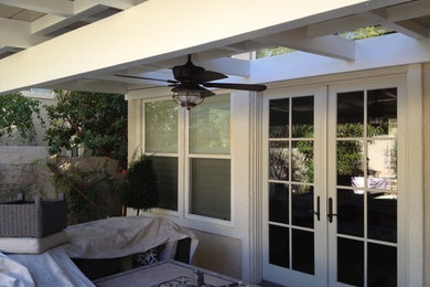 Design ideas for a mid-sized transitional patio in Los Angeles.