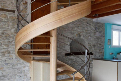 Escalier hélicoïdal à limon bois débillardé et garde corps inox débillardé