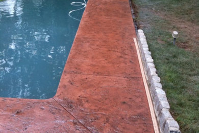 Exempel på en mellanstor modern anpassad pool på baksidan av huset, med trädäck