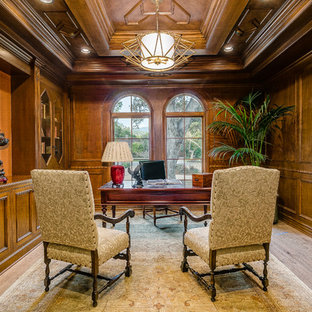 Idéer för ett medelhavsstil hemmastudio, med bruna väggar, mellanmörkt trägolv, ett fristående skrivbord och brunt golv