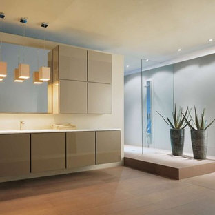 Foto di una stanza da bagno padronale minimalista con ante lisce, ante beige, vasca con piedi a zampa di leone, doccia ad angolo, piastrelle beige e pareti bianche