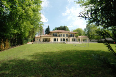 Großes, Zweistöckiges Mediterranes Haus mit Walmdach in Essen