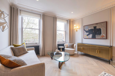 Foto de salón abierto clásico de tamaño medio sin chimenea y televisor con paredes beige, suelo de madera clara, panelado y cortinas