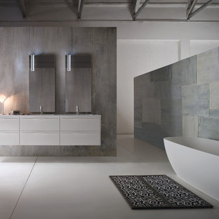 Immagine di una piccola stanza da bagno con doccia moderna con lavabo integrato, ante lisce, ante grigie, top in vetro riciclato, vasca freestanding, doccia ad angolo, WC monopezzo, piastrelle bianche, piastrelle in ceramica, pareti grigie e pavimento con piastrelle in ceramica