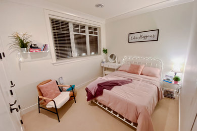 Modelo de habitación de invitados clásica renovada pequeña con paredes blancas, moqueta y suelo beige