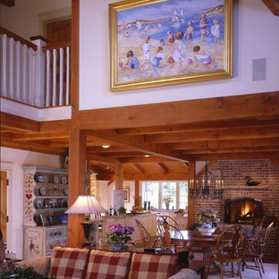 Свежая идея для дизайна: гостиная-столовая в стиле кантри с белыми стенами, паркетным полом среднего тона, стандартным камином и фасадом камина из кирпича - отличное фото интерьера