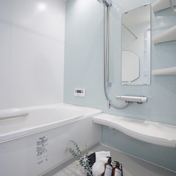 《 バスルーム 》セージリーフをあしらったアクセントパネルが、清潔感のある優しい雰囲気のバスルームに。