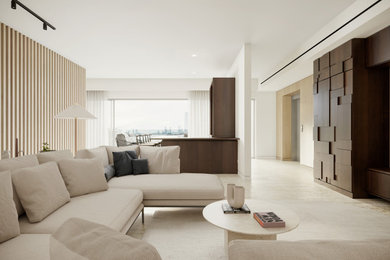 Modelo de salón abierto minimalista extra grande sin chimenea con paredes blancas, suelo de travertino, pared multimedia, suelo beige y madera