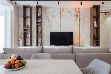 Источник вдохновения для домашнего уюта: открытая гостиная комната в современном стиле с бежевыми стенами, паркетным полом среднего тона, телевизором на стене и акцентной стеной