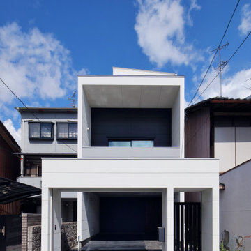 吹き抜けのコートヤードから光差し込む３階建ての家