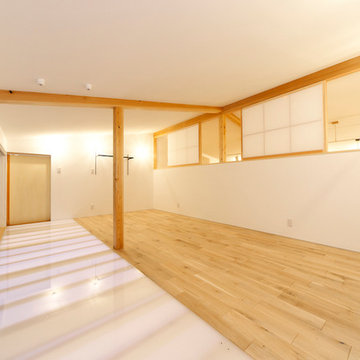 アクリル床が１階へ光を届けるインナーバルコニー兼プレイルーム