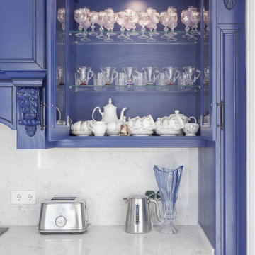Кухня королевского синего цвета, массив ясеня, классика.