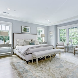 Idee per una grande camera matrimoniale american style con pareti grigie, parquet chiaro e pavimento bianco