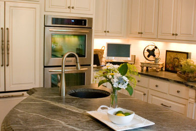 Example of a classic kitchen design in Raleigh
