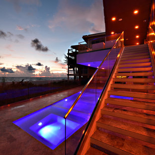 Großer Moderner Pool hinter dem Haus in rechteckiger Form mit Natursteinplatten in Tampa