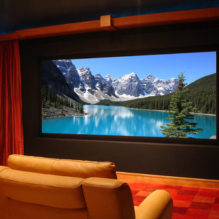 Exemple d'une salle de cinéma chic avec moquette et un sol rouge.