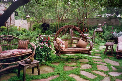 Inspiration for a traditional backyard garden in Dallas with natural stone pavers.