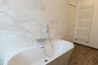 Exemple d'une salle de bain chic.