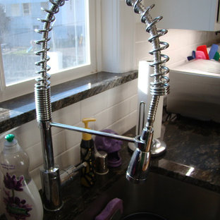 Свежая идея для дизайна: большая п-образная кухня в стиле современная классика с фасадами в стиле шейкер, белыми фасадами, столешницей из гранита, белым фартуком, фартуком из плитки кабанчик, кладовкой, тройной раковиной, белой техникой и паркетным полом среднего тона без острова - отличное фото интерьера