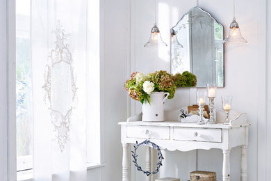Kleiner Shabby-Chic Flur mit weißer Wandfarbe, hellem Holzboden und weißem Boden in Nürnberg