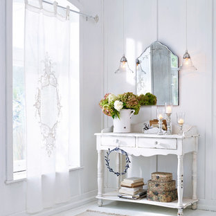 Inspiration för en liten shabby chic-inspirerad hall, med vita väggar, ljust trägolv och vitt golv