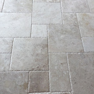 Ejemplo de salón abierto, mediterráneo, extra grande, con suelo de mármol y suelo beige