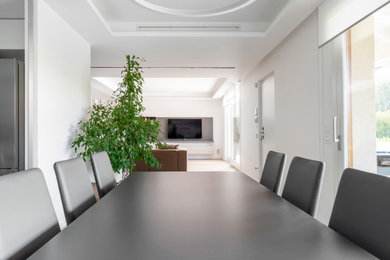 Ispirazione per una sala da pranzo minimalista di medie dimensioni con pavimento in gres porcellanato, pavimento beige e soffitto ribassato