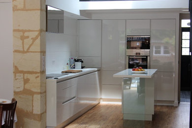Inspiration for a contemporary kitchen in Bordeaux.