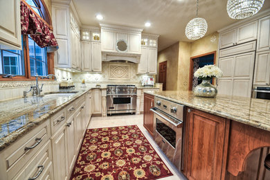 Inspiration for a timeless kitchen remodel in Cleveland