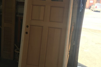 Modelo de puerta principal de estilo americano de tamaño medio con puerta simple y puerta de madera clara