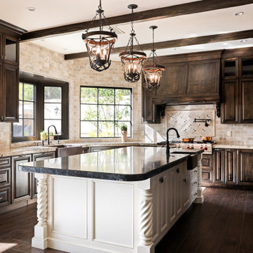 Grand Traditional chefs' kitchen in Mountain View Calabasas